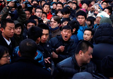 iPhone 4S Grand Opening In China – Sanlitun District Pelted With Eggs