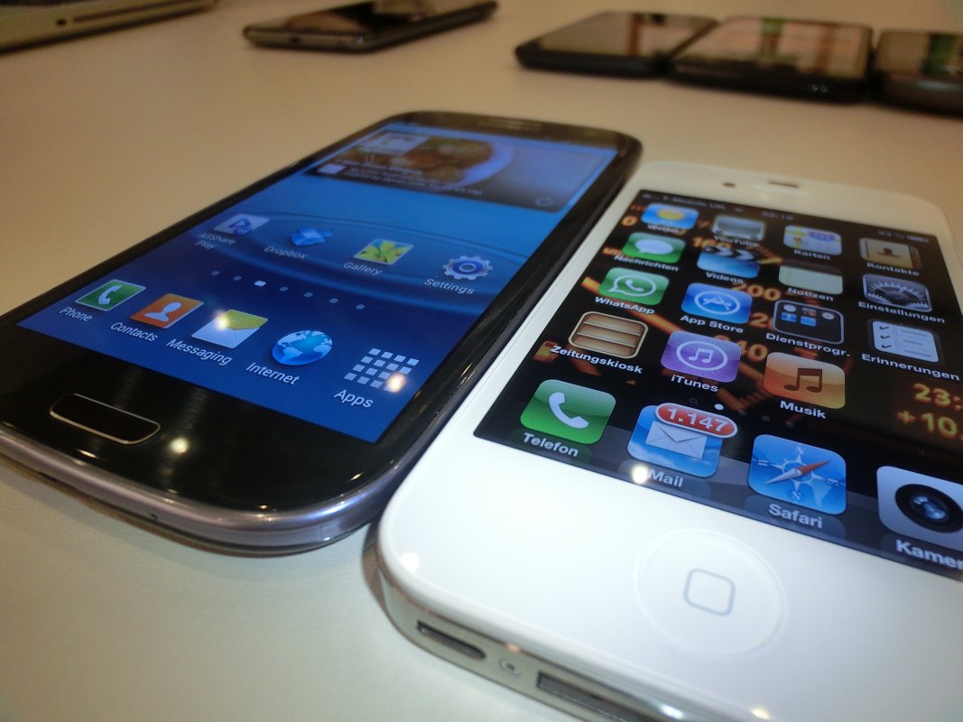 Samsung Galaxy S III Versus iPhone 4S